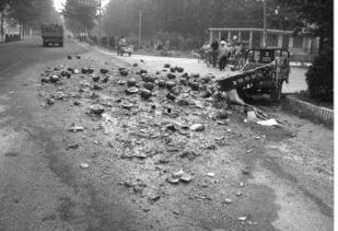 路边吃瓜被车撞,一不留神遭遇车祸惊魂